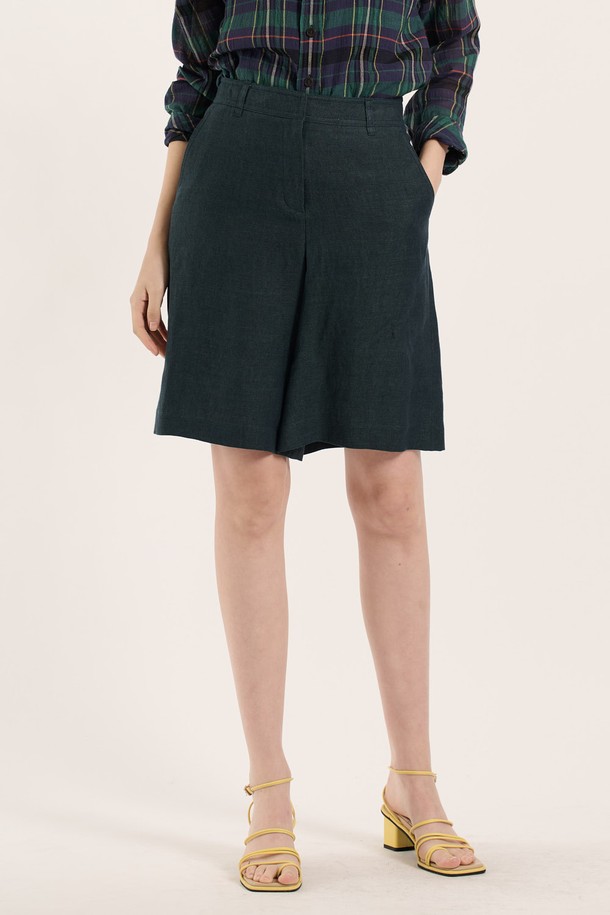 [25SU] 린넨 백 밴딩 쇼츠는 린넨 소재로 제작되어 시원하고 부드러운 착용감을 선사하며, 은은한 광택과 자연스러운 주름이 멋스러운 숏 기장의 여성용 루즈핏 밴딩 쇼츠입니다. 다크 그린 색상의 이 린넨 밴딩 쇼츠는 밴딩 디테일로 편안함을 더하고, 베이직하면서도 캐주얼한 스타일로 일상에서 활용하기 좋습니다. 얇은 두께로 봄, 여름 시즌에 적합합니다.
