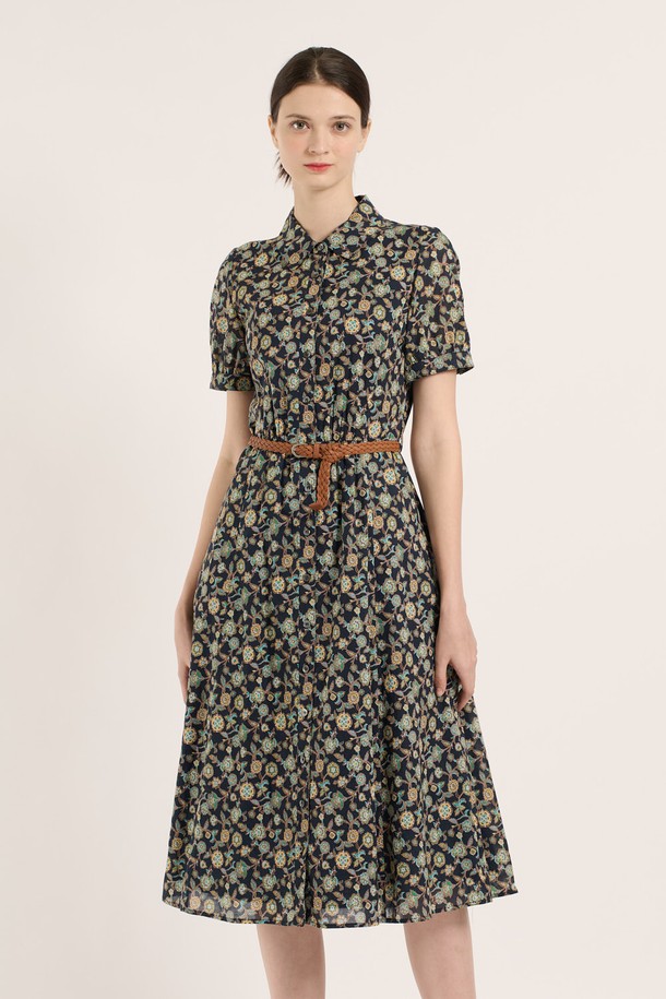 네이비 컬러의 [25SM] 프린트 벨티드 원피스는 봄, 여름 시즌에 어울리는 여성 의류입니다. 얇은 두께감의 플레어 A라인 실루엣으로, 셔츠 칼라와 반소매 디자인이 특징이며 플라워 패턴이 클래식하고 페미닌한 무드를 연출합니다. 허리 라인을 잡아주는 벨트가 포함되어 있어 더욱 세련된 핏을 완성합니다.
