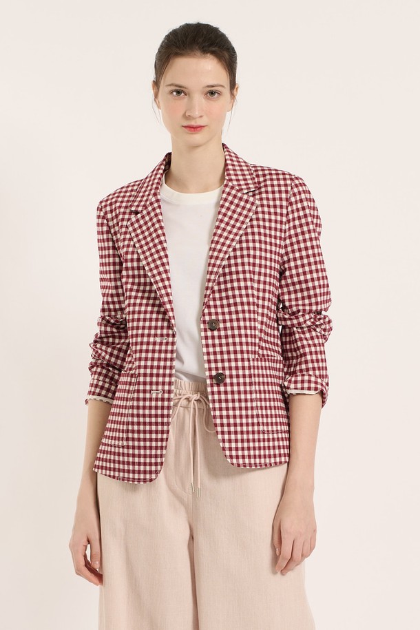 [25SM] 체크 싱글 자켓은 다크 레드 색상의 여성용 아우터로, 봄, 가을에 어울리는 베이직하고 클래식한 무드의 싱글 자켓입니다. 면, 폴리에스터, 폴리우레탄 혼방 소재로 제작되었으며 얇은 두께감과 슬림핏으로 깔끔한 실루엣을 연출하고, 단정한 라펠과 소매 부분의 디테일이 돋보입니다. 체크 패턴이 특징이며, 싱글 버튼 여밈 방식과 폴리에스터 안감을 사용했습니다.
