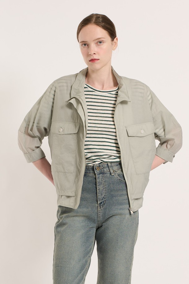 [25SU] 하이넥 투 포켓 점퍼는 가볍고 부드러운 나일론, 폴리에스터, 면 혼방 소재로 제작된 여성용 여름 아우터입니다. 루즈핏 디자인에 하이넥과 투 포켓 디테일을 더해 미니멀하면서도 모던한 스타일을 연출하며, 일상과 여행에서 편안하게 착용하기 좋습니다. 얇은 두께감으로 여름에도 부담 없이 즐길 수 있고, 라이트 그레이 색상이 돋보입니다.
