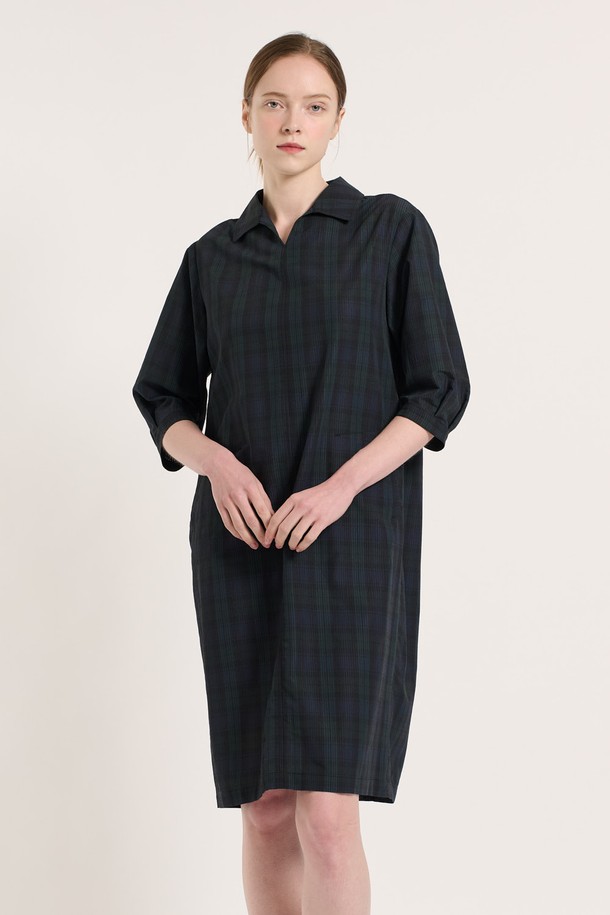 [25SU] 타탄 체크 원피스 - NAVY는 네이비 컬러의 클래식한 무드를 담은 여성용 7부 타탄 체크 원피스입니다. 폴리에스터, 나일론, 면 혼방 소재로 제작되었으며, 여유로운 핏과 소매 턱 디테일, 인 포켓 디자인이 특징입니다. 뒤 지퍼 클로징으로 편안하게 착용 가능하며, 일상복으로 좋은 여름 시즌 아이템입니다.
