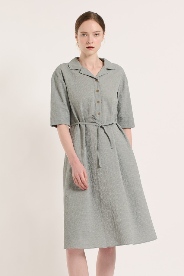 [25SU] 체크 패턴 벨티드 반소매 원피스는 가볍고 부드러운 소재로 제작되어 편안한 착용감을 선사하며, 라이트 그레이 색상에 우아하고 클래식한 체크 패턴이 돋보입니다. A라인 치마핏과 벨트 허리선 디자인으로 여성스러운 실루엣을 연출하며, 칼라 네크라인과 버튼 디테일이 더해져 고급스러운 분위기를 자아냅니다. 일상 생활에서 세련된 스타일을 완성할 수 있는 여름 시즌 여성용 반소매 원피스입니다.
