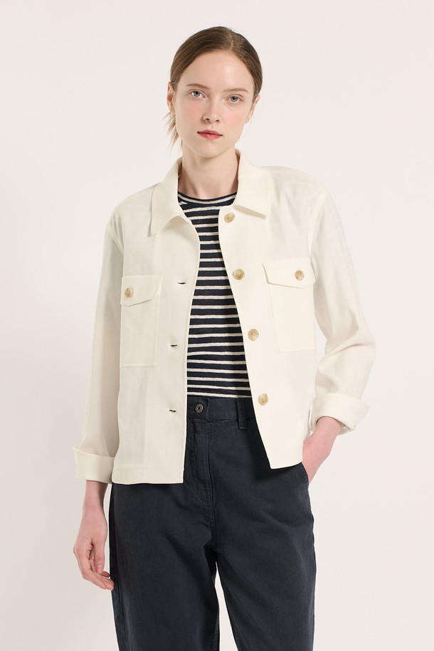 [25SU] 투 포켓 패치 자켓은 화이트 색상의 여성용 여름 자켓으로, 클래식하고 세련된 무드를 연출합니다. 무지 패턴의 레귤러 핏 디자인에 폴리에스터, 면, 마, 폴리우레탄 혼방 소재를 사용하여 얇고 계절에 구애받지 않는 착용감을 선사하며, 투 포켓 패치 디테일과 버튼 여밈 방식으로 단정함을 더했습니다. 긴소매 디자인으로 일상에서 활용하기 좋습니다.
