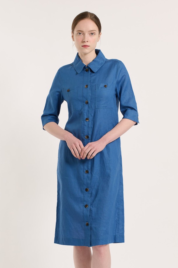 [25SU] 린넨 블렌드 원피스 - ROYAL BLUE B5M3G67057는 린넨과 면 혼방 소재로 제작되어 여름철에도 시원하고 쾌적하게 착용할 수 있는 여성용 7부 소매 원피스입니다. 로얄 블루 색상의 무지 패턴 디자인이 특징이며, 셔츠 칼라와 버튼 디테일, 포켓 디테일이 더해져 클래식하면서도 엘레강스한 무드를 연출합니다. 얇고 부드러운 촉감의 이 레귤러핏 원피스는 이중 소재 구성으로 착용감을 높였으며, 일상 생활에서 편안하게 입을 수 있습니다.
