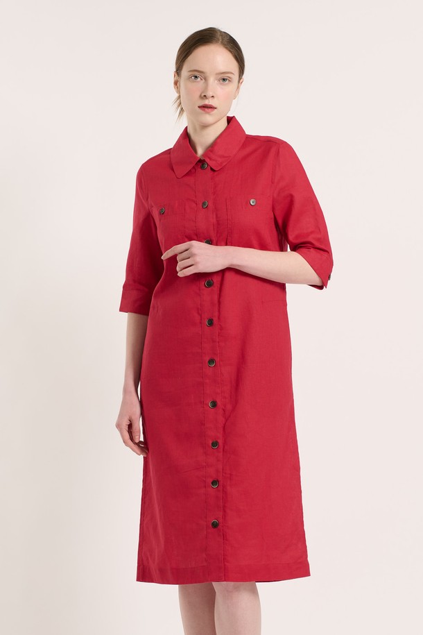 [25SU] 린넨 블렌드 원피스 - DARK RED는 여름철 데일리 또는 특별한 날에 어울리는 여성용 원피스입니다. 다크 레드 색상의 무지 패턴으로, 마와 면 혼방 소재로 제작되어 부드러운 촉감을 제공하며, 슬림핏과 7부 소매, 곡선형 칼라 디자인이 특징입니다. 면과 폴리에스터 안감, 버튼, 허리 절개선, 포켓 디테일이 더해진 클래식 스타일의 린넨 블렌드 원피스입니다.

