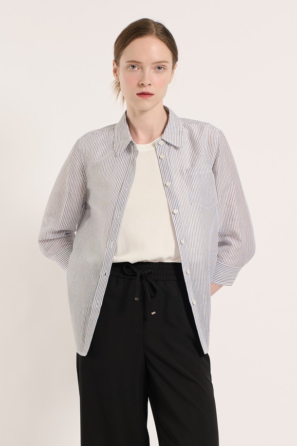 [25SU] 포켓 패치 스트라이프 셔츠는 여름철 일상에서 편안하게 입을 수 있는 여성용 긴소매 셔츠입니다. 가볍고 통기성이 좋은 마, 레이온, 면 혼방 소재로 제작되었으며, 산뜻한 라이트 블루 색상의 스트라이프 패턴이 돋보입니다. 실용적인 포켓 디테일과 자연스러운 레귤러 핏 실루엣으로 다양한 스타일 연출이 가능합니다.
