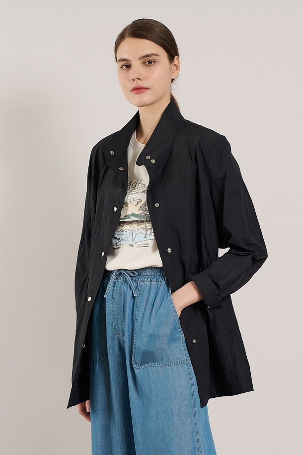 [25SU] 하이넥 사파리형 점퍼는 다크 네이비 색상의 여성용 간절기 아우터입니다. 면, 나일론 혼방 소재로 부드러운 촉감을 제공하며, 하이넥 디자인과 허리라인 스트링 디테일로 여성스러운 실루엣을 연출합니다. 가벼운 소재감의 레귤러 핏 점퍼로, 데일리 및 캐주얼 스타일로 활용하기 좋습니다.
