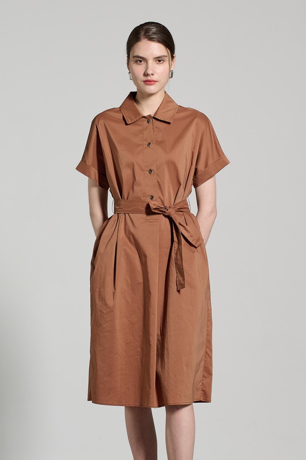 [25SU] 스탠카라 튜닉 원피스 - BRICK A5M3O67127은 면 70%와 폴리에스터 30% 혼방 소재로 제작된 여성용 여름 원피스입니다. 브릭 색상의 스탠드칼라 디자인과 허리 벨트, 버튼 디테일이 돋보이며, 편안한 핏과 살짝 드롭되는 반소매 디자인이 세련된 무드를 연출합니다. 데일리룩으로 활용하기 좋은 무지 패턴의 튜닉 스타일 원피스입니다.
