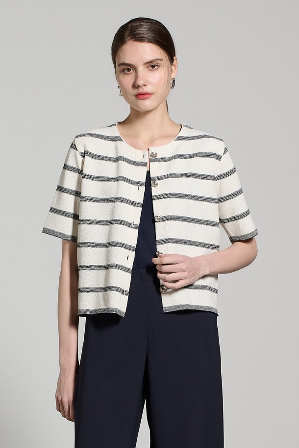 [25SU] 모던 스트라이프 가디건은 깔끔한 아이보리 톤과 조직감 있는 편직이 돋보이는 여성용 반소매 니트입니다. 부드러운 면, 폴리에스터, 나일론 혼방 소재로 제작되어 촉감이 좋으며, 박시한 핏으로 여유로운 실루엣을 연출합니다. 라운드넥 디자인에 스트라이프 패턴이 더해져 모던한 무드를 자아내며, 다양한 이너와 레이어링하여 일상에서 활용하기 좋습니다.

