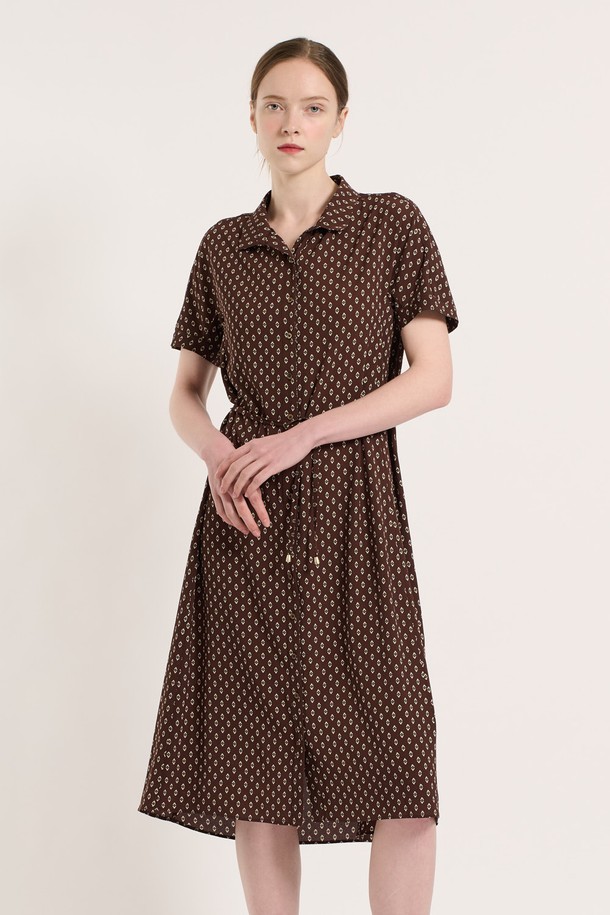 에스닉 프린팅이 돋보이는 [25SU] 에스닉 프린팅 벨티드 원피스 - BROWN B5M5O69074는 여성스러운 무드를 연출하며, 부드럽게 떨어지는 실루엣이 특징입니다. 폴리에스터 소재로 제작되어 부드러운 촉감을 자랑하며, 에스닉 패턴과 프린팅이 조화롭게 어우러져 세련된 스타일을 완성합니다. 벨트 디테일과 카라 디자인이 더해진 반소매 레귤러핏 원피스로, 일상에서 편안하면서도 돋보이는 룩을 연출할 수 있습니다.
