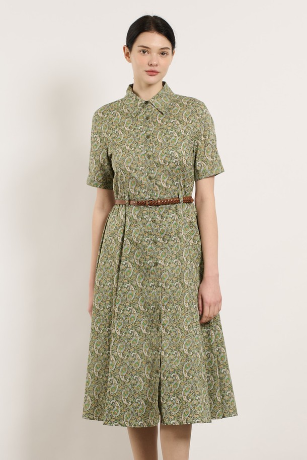 [25SU] 페이즐리 패턴 원피스는 부드러운 면 소재와 허리 벨트, 고급스러운 버튼 디테일이 돋보이는 여성용 서스펜더 원피스입니다. 카키 색상의 페이즐리 패턴이 세련된 무드를 더하며, 슬림한 핏으로 다양한 체형에 잘 어울립니다. 통기성이 뛰어나 여름철 데일리룩은 물론 특별한 날에도 편안하게 착용할 수 있습니다.
