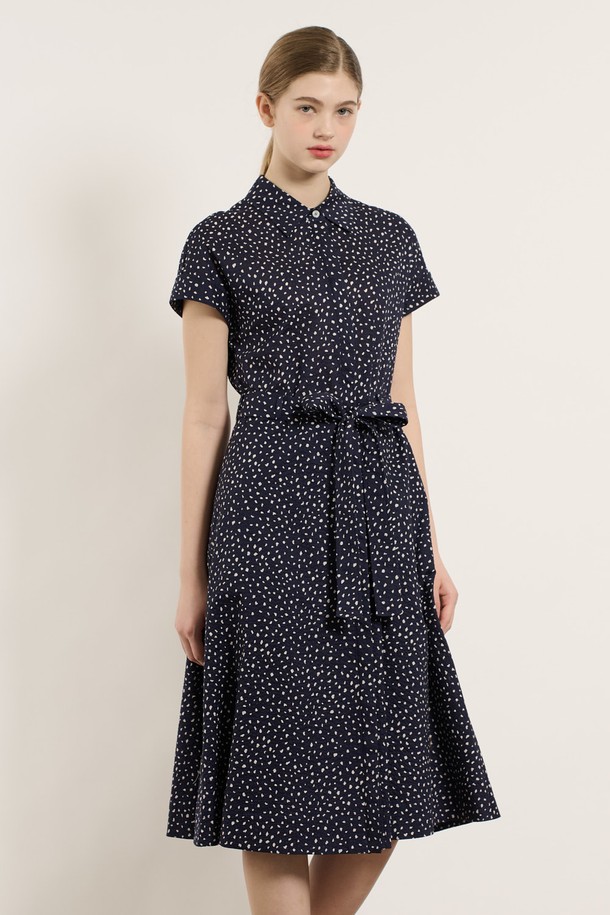 [25SU] 스몰 플라워 프린팅 원피스는 네이비 색상의 잔잔한 플라워 패턴이 돋보이는 여성용 여름 원피스입니다. 면 소재로 얇고 부드러운 촉감을 자랑하며, 셔츠칼라와 반소매 디자인으로 우아하고 클래식한 무드를 연출합니다. 허리 라인을 강조하는 디자인과 자연스럽게 퍼지는 A라인 실루엣, 벨트 디테일까지 더해져 일상 또는 데이트룩으로 제격입니다.
