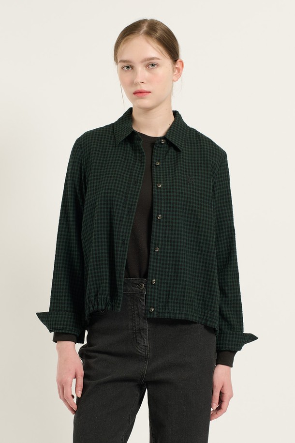 [24WT] 체크 스트링 블라우스는 여성용 블라우스로, 세련된 스타일을 연출합니다. 그린과 레드 두 가지 색상으로 출시되었으며, 겨울철 일상복으로 활용하기 좋습니다. 면과 모 혼방 소재로 제작되어 부드러운 촉감을 선사하며, 레귤러핏에 셔츠 칼라 디자인입니다. 허리 및 밑단 스트링 디테일로 핏 조절이 가능하여, 데이트룩, 겨울 데일리룩, 모임룩 등 다양한 TPO에 활용할 수 있습니다. 클래식, 미니멀, 로맨틱 스타일을 즐겨 입는 분들께 추천합니다.
