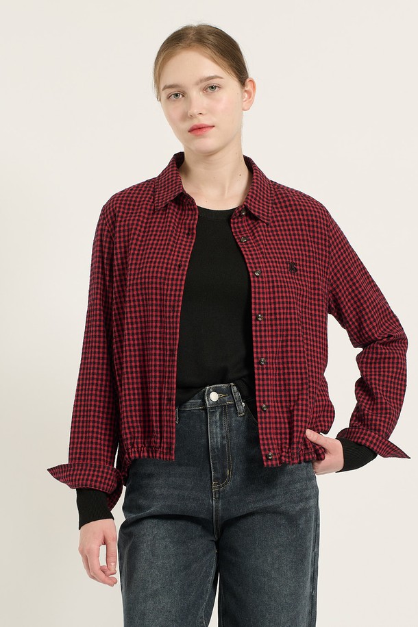 [24WT] 체크 스트링 블라우스는 세련된 무드의 여성 블라우스입니다. 면과 모 혼방의 부드러운 소재로 제작되어 겨울철에도 따뜻하게 착용할 수 있습니다. 칼라넥 라인에 긴 소매 기장이며, 밑단 스트링과 허리 스트링 디테일로 스타일과 핏을 조절할 수 있습니다. 체크 패턴이 돋보이며, 레드와 그린 두 가지 컬러로 만나보실 수 있습니다. 데일리룩, 모임룩, 데이트룩 등 다양한 TPO에 클래식, 미니멀, 캐주얼 스타일로 연출하기 좋습니다.
