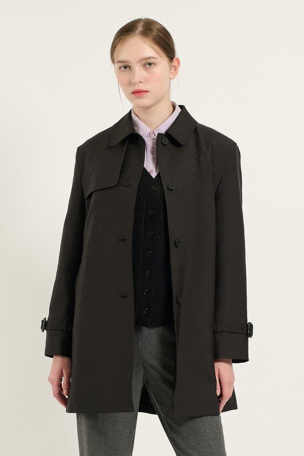 [24WT] 벨티드 라이너 트렌치 코트 - BLACK B4D9N70199는 여성용 트렌치 코트로, 가을, 겨울, 초봄에 착용하기 좋습니다. 블랙과 다크베이지 두 가지 색상으로 출시되었으며, 미디엄 기장의 레귤러핏으로 클래식하고 미니멀한 스타일을 연출합니다. 버튼과 벨트 여밈 방식에, 벨트 디테일과 소매 버클 디테일이 더해져 세련된 느낌을 줍니다. 안감에는 내부 라이너가 부착되어 실용적인 보온성을 제공하며, 출근룩, 오피스룩, 겨울 데일리룩에 모두 잘 어울립니다.
