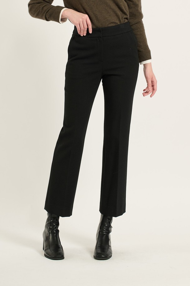 **[24WT] 스판 부츠컷 팬츠 - BLACK B4D9P37199**는 여성 고객을 위한 겨울철 필수 아이템입니다. 시크하고 클래식한 스타일을 연출하며, 일상, 오피스룩, 모임룩 등 다양한 TPO에 활용 가능합니다. 블랙과 M 그레이 두 가지 색상으로 만나볼 수 있으며, 다리를 길고 슬림하게 연출해 주는 부츠컷 핏이 특징입니다. 폴리우레탄과 레이온 혼방 소재로 제작되어 유연한 촉감과 뛰어난 활동성을 제공하며, 내구성과 형태 유지력 또한 우수합니다.
