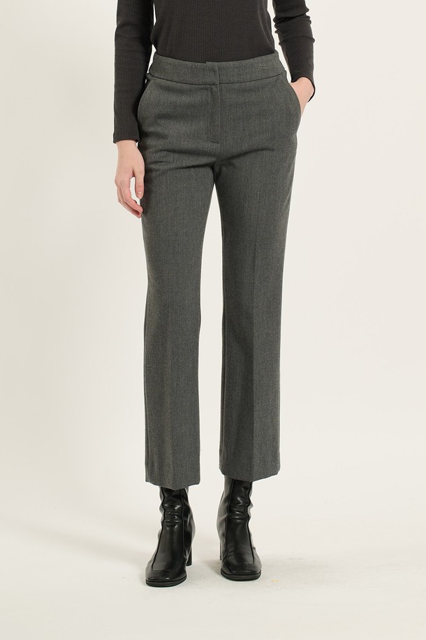 [24WT] 스판 부츠컷 팬츠 - M GRAY (B4D9P37116)는 여성용 부츠컷 팬츠입니다. M GRAY 컬러로, 겨울철 데일리룩, 오피스룩, 모임룩에 모두 잘 어울리는 클래식, 미니멀, 시크 스타일의 바지입니다. 폴리우레탄과 레이온 혼방 소재로 제작되어 높은 스판성을 자랑하며, 허리부터 허벅지까지 슬림하게 잡아주는 핏으로 다리가 길어 보이는 효과를 줍니다. 무릎 아래로 자연스럽게 퍼지는 부츠컷 실루엣으로 편안하면서도 세련된 스타일을 연출할 수 있습니다.
