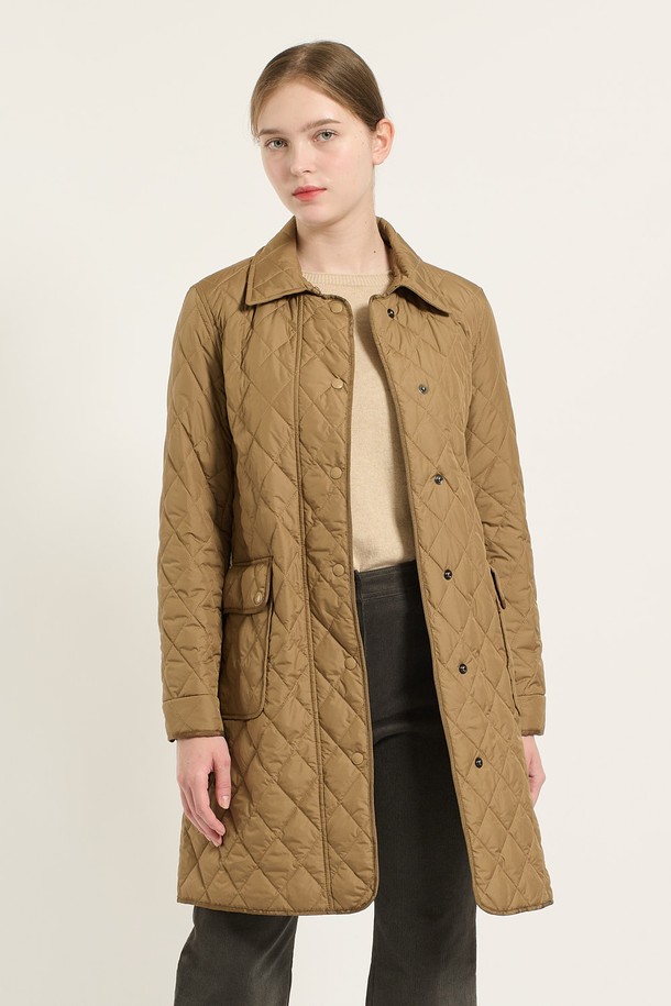 [24WT] 클래식 롱 퀼팅 - 브라운 B4D9R15274는 여성용 아우터로, 가을과 겨울에 어울리는 퀼팅 점퍼입니다. 베이직하고 클래식한 스타일의 슬림핏 롱 기장으로, 브라운 컬러가 돋보입니다. 부드러운 폴리에스터 소재에 두꺼운 두께감으로 포근함을 더하고, 단추 여밈 방식과 긴 소매 디자인으로 보온성을 높였습니다. 일상과 산책룩에 모두 잘 어울리며, 포켓 디테일과 가벼운 착용감, 풍성한 볼륨감을 갖춘 실용적인 아이템입니다.
