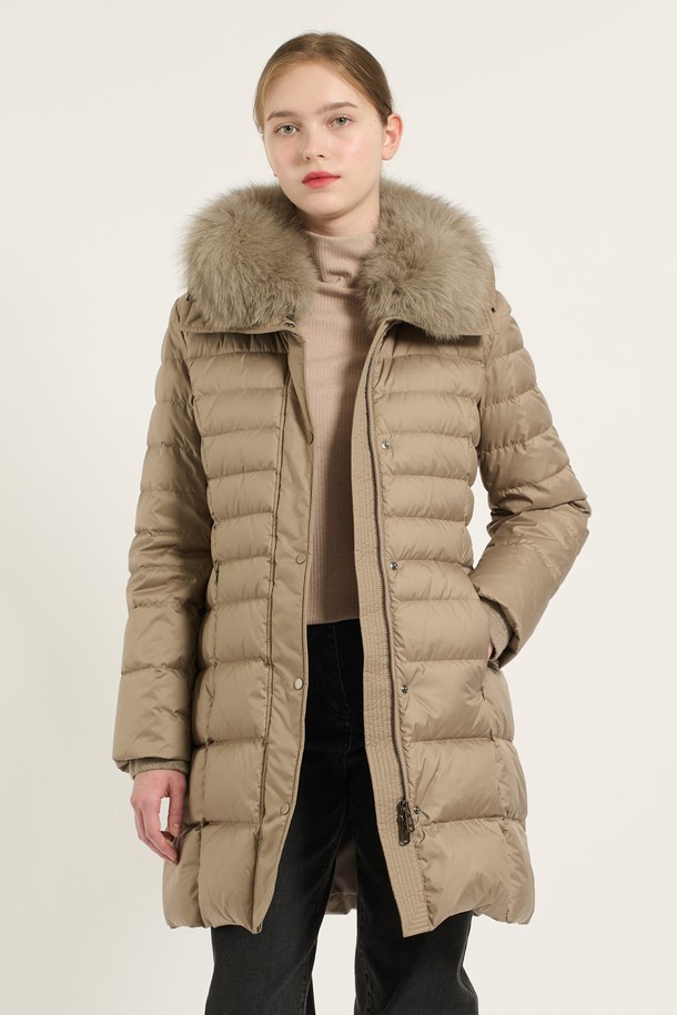 [24WT] 폭스퍼 카라 구스 다운은 부드러운 촉감의 폴리에스터, 모, 나일론, 캐시미어, 천연모피 등 다양한 소재로 제작된 여성용 구스다운입니다. 겨울철 데일리룩을 위한 모던하고 우아한 스타일을 연출하며, 롱 기장의 레귤러핏으로 편안하게 착용할 수 있습니다. 베이지 및 다크그레이 컬러로 출시되었으며, 무지 패턴에 버튼 여밈 방식입니다. 풍성한 폭스퍼 카라 디자인과 구스다운 충전재, 양쪽 포켓으로 보온성을 높였으며 가벼운 착용감을 선사합니다.
