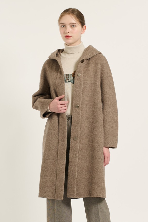 따뜻하고 세련된 겨울 데일리룩을 완성해 줄 [24WT] 후드 롱 코트입니다. 부드러운 울, 캐시미어, 폴리에스테르 혼방 소재로 제작되어 포근한 착용감을 선사하며, 롱 기장과 루즈핏으로 편안하면서도 우아한 스타일을 연출합니다. M BROWN 컬러는 고급스러운 분위기를 더하고, 깨끗하게 떨어지는 라인과 스타일리시한 소매 디테일, 실용적인 포켓으로 실용성을 높였습니다. 클래식하면서도 미니멀한 디자인으로 다양한 룩에 매치하기 용이하며, 추운 날씨에도 따뜻하고 세련된 스타일을 유지할 수 있습니다.
