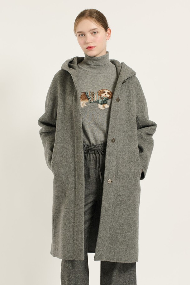 세련된 무드의 여성용 후드 롱 코트입니다. M GRAY(M 그레이), M BROWN(M 브라운) 두 가지 색상으로 출시되었으며, 가을, 겨울에 활용하기 좋습니다. 부드러운 촉감의 모, 캐시미어, 폴리에스터 혼방 소재로 제작되어, 매끄러운 핏과 두꺼운 두께로 뛰어난 보온성을 자랑합니다. 히든 버튼 여밈 방식과 후드 디테일이 특징이며, 도시적인 스타일과 미니멀, 시크한 무드를 연출합니다. 겨울 데일리룩, 모임룩, 출근룩 등 다양한 TPO에 활용해보세요.
