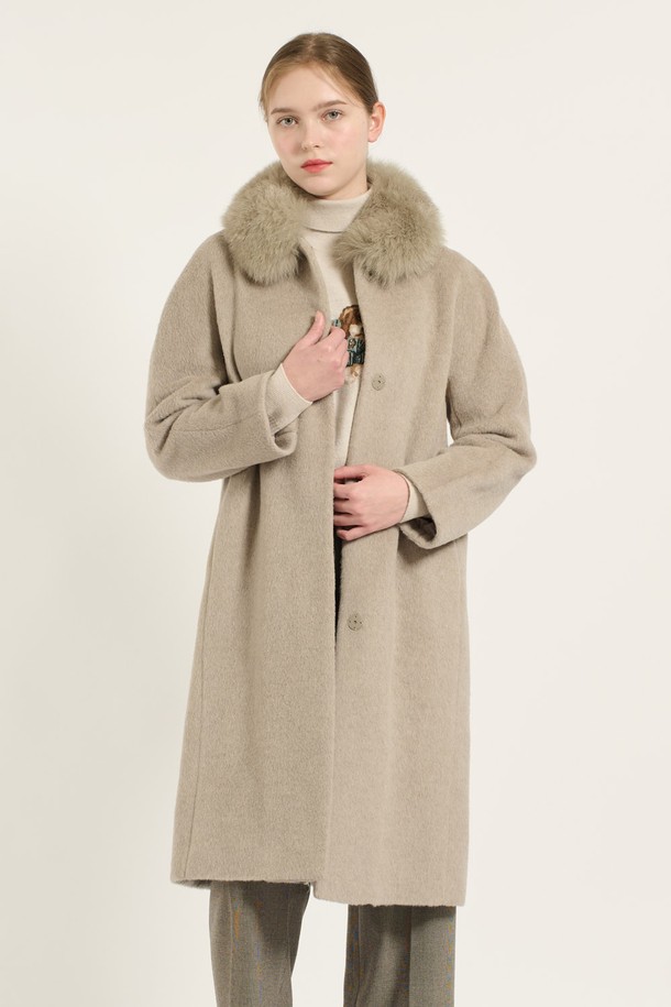 [24WT] 돌먼 라마 롱 코트 - LIGHT BEIGE (B4DAH83471)는 겨울철 우아하고 세련된 스타일을 연출하는 여성용 코트입니다. 부드러운 라마, 모, 폴리에스터 혼방 소재로 제작되어 포근하고 고급스러운 촉감을 선사합니다. 루즈핏 돌먼 스타일로 편안한 착용감을 제공하며, 볼륨감 있는 슬리브와 은은한 광택이 특징입니다. 클래식하고 미니멀한 디자인으로 다양한 룩에 활용하기 좋으며, 데이트룩, 모임룩, 겨울 데일리룩에 제격입니다. 천연모피(폭스) 배색 디테일이 돋보이는 롱 코트로, 버튼 여밈 방식으로 간편하게 착용할 수 있습니다. 안감은 폴리에스터 소재입니다.
