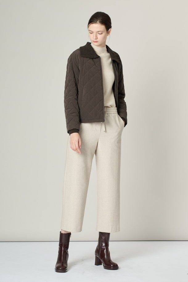 [24WT] 니트 카라 퀼팅 점퍼는 DARK BROWN과 LIGHT BEIGE 두 가지 색상으로 제공되며, 가을과 겨울에 따뜻하게 착용할 수 있는 여성용 아우터입니다. 부드러운 촉감의 폴리에스테르, 나일론, 울 혼방 소재에 퀼팅 패턴이 적용되어 캐주얼하면서도 베이직한 스타일을 연출합니다. 니트 카라 디자인, 사이드 포켓, 지퍼 클로징, 그리고 레귤러 핏으로 제작되어 편안한 착용감을 선사하며, 일상복으로 활용하기 좋습니다.
