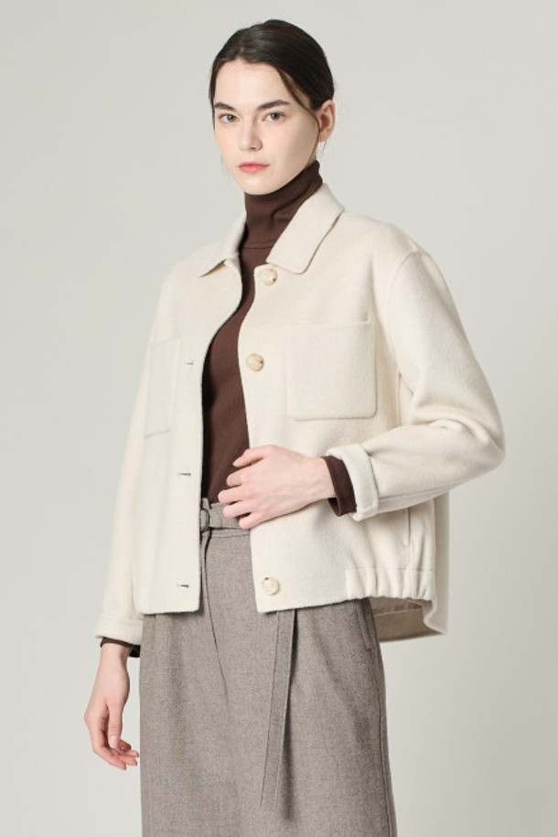 [24WT] 셔츠형 핸드메이드 재킷 - IVORY A4W9J10113는 여성용 아우터 자켓입니다. 아이보리 색상의 무지 패턴으로, 클래식하고 미니멀한 스타일을 연출합니다. 겨울철에 두꺼운 울 소재로 제작되어 부드러운 촉감을 선사하며, 크롭 기장과 셔츠 칼라, 버튼 여밈 방식, 포켓 디테일이 특징입니다. 레귤러핏으로 편안하게 착용 가능하며, 겨울 데일리룩, 오피스룩, 모임룩에 시크하게 매치할 수 있습니다.
