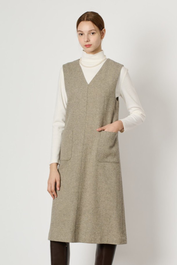 [24WT] 브이넥 점퍼형 원피스 - M GRAY B4WAO63516은 여성용으로, 겨울철 일상에서 우아하고 고급스러운 스타일을 연출할 수 있는 제품입니다. 모, 나일론, 폴리에스터, 레이온, 폴리우레탄 혼방 소재로 제작되어 두께감이 있고 부드러운 촉감을 자랑하며, 안감과 포켓 디테일이 더해져 실용성을 높였습니다. 무지 패턴의 A라인 루즈핏 점퍼형 원피스로, 브이넥 디자인과 긴소매가 특징이며 깔끔한 실루엣을 선사합니다.
