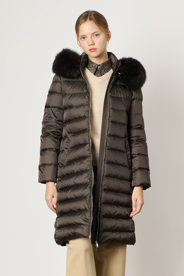 BCBG - 코트 / 패딩 - [24WT] 폭스 퍼 후드 롱 다운 - DARK GRAY B4WAF84017