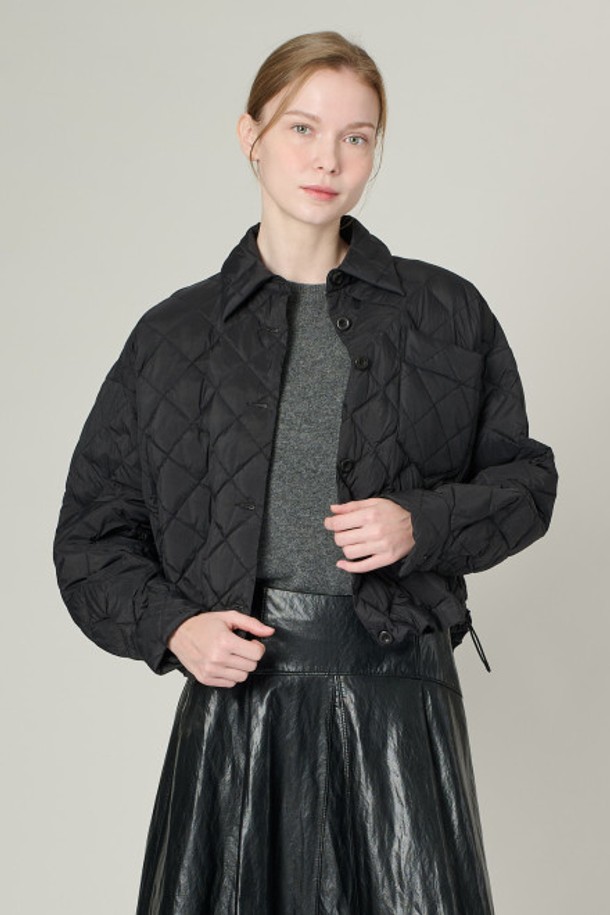 [25SS] 셔츠형 덕 재킷 - BLACK A5S1G87099는 여성용 아우터로, 봄 시즌에 착용하기 좋은 덕 재킷입니다. 블랙과 카멜 두 가지 색상으로 출시되었으며, 일상, 출근룩, 오피스룩, 모임룩 등 다양한 TPO에 매치하기 좋습니다. 퀼팅 패턴의 슬림핏 디자인으로 스마트하고 클래식한 스타일을 연출하며, 가볍고 부드러운 착용감을 선사합니다. 긴 소매에 버튼 여밈 방식이며, 오리 솜털 90%, 오리 깃털 10%의 충전재와 폴리에스터 안감으로 보온성을 더했습니다.
