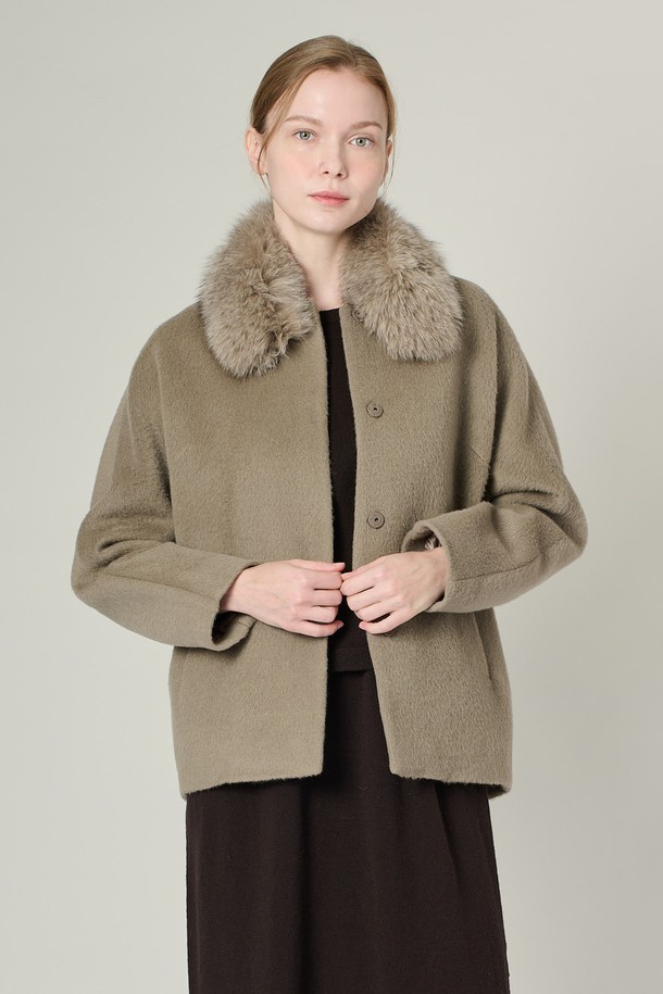 [24WT] 폭스퍼카라 알파카 프렌드 재킷은 부드러운 촉감과 두꺼운 두께감으로 겨울철 따뜻하게 착용할 수 있는 여성 자켓입니다. 클래식하고 엘레강스한 무드를 연출하며, 무지 디자인에 루즈핏으로 편안한 착용감을 선사합니다. 고급스러운 폭스퍼 카라 디테일과 내추럴 드레이핑 라인이 돋보이며, 울과 알파카 혼방 소재로 제작되었습니다. 오피스룩, 모임룩, 겨울 데일리룩 등 다양한 TPO에 활용할 수 있으며, 클래식, 미니멀, 시크한 스타일을 연출하기 좋습니다.
