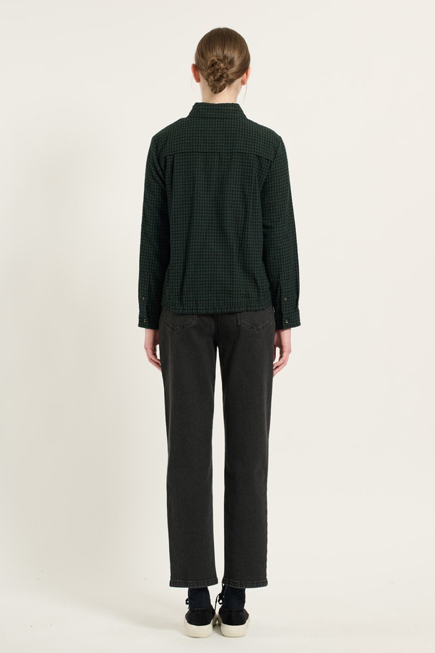 [24WT] 체크 스트링 블라우스는 여성용 블라우스로, 세련된 스타일을 연출합니다. 그린과 레드 두 가지 색상으로 출시되었으며, 겨울철 일상복으로 활용하기 좋습니다. 면과 모 혼방 소재로 제작되어 부드러운 촉감을 선사하며, 레귤러핏에 셔츠 칼라 디자인입니다. 허리 및 밑단 스트링 디테일로 핏 조절이 가능하여, 데이트룩, 겨울 데일리룩, 모임룩 등 다양한 TPO에 활용할 수 있습니다. 클래식, 미니멀, 로맨틱 스타일을 즐겨 입는 분들께 추천합니다.
