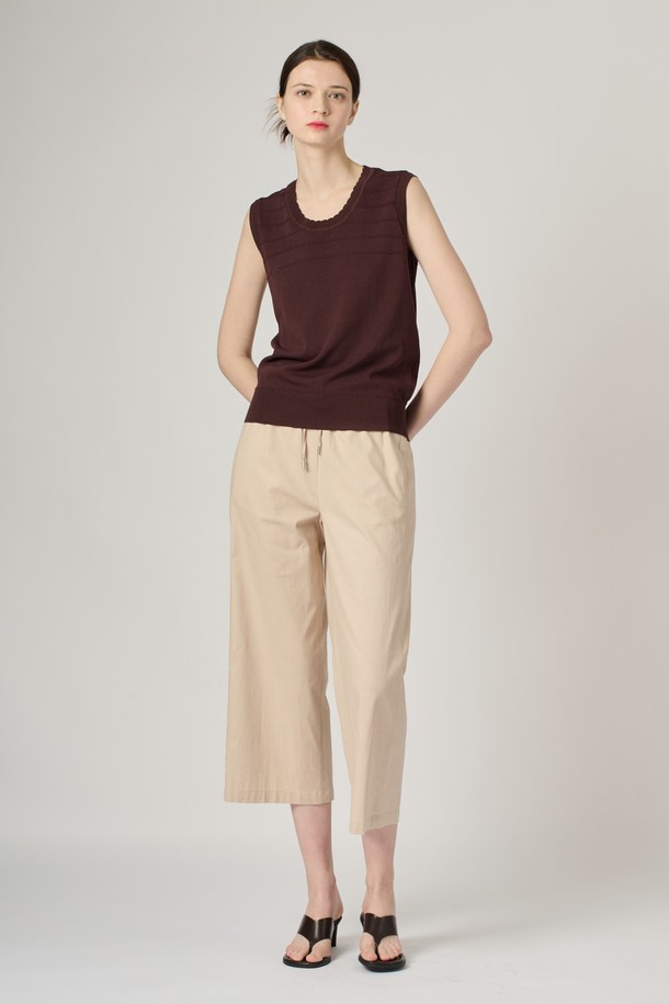 [24SU] 엠보 스트라이프 니트 슬리브리스는 다크 브라운 색상의 여성용 니트 슬리브리스로, 엠보 스트라이프 패턴이 돋보입니다. 레이온, 나일론 혼방 소재로 제작되어 부드러운 촉감을 자랑하며, 얇은 두께로 여름철 일상복으로 시원하게 착용 가능합니다. 라운드넥 디자인의 레귤러 핏으로 편안함을 더했으며, 셋업 연출이 가능합니다.
