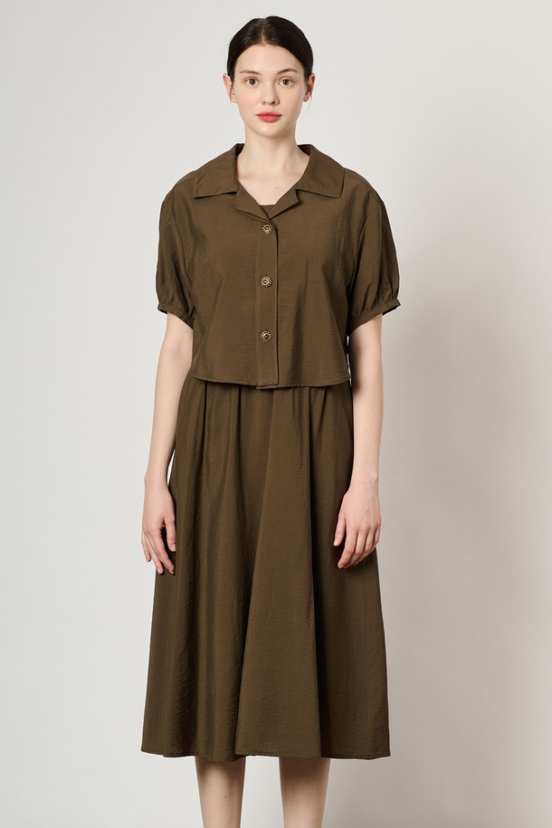 [24SU] 슬리브리스 원피스 & 블라우스 탑은 카키 브라운 색상의 여성용 슬리브리스 원피스 세트 상품입니다. 레이온, 마, 면, 나일론, 폴리에스터 혼방 소재로 제작되었으며, 무지 패턴의 플레어핏 디자인이 특징입니다. 블라우스 탑과 함께 구성되어 단독 또는 세트로 연출 가능하며, 허리 패널 봉제와 안감 디테일이 더해져 우아하고 엘레강스한 무드를 선사합니다.
