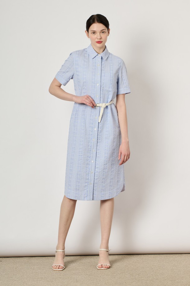 [24SU] 엠브로이더리 벨티드 원피스는 여성용 여름 원피스로, 얇은 두께감과 레귤러 핏으로 편안하게 착용할 수 있습니다. Light Blue 컬러의 엠브로이더리 패턴이 돋보이며, 클래식하고 베이직한 스타일을 연출합니다. 셔츠 원피스 디자인에 카라 네크라인과 벨트 디테일이 더해져 세련된 실루엣을 완성합니다.
