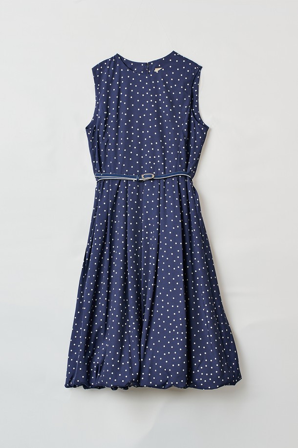 [24FA] 도트프린트 슬리브리스 원피스는 네이비 색상의 폴리에스터 소재로 제작되었으며, 우아한 무드를 연출합니다. 슬림한 상단 실루엣과 풍성한 볼륨감의 스커트가 특징이며, 도트 패턴이 돋보입니다. 벨트 옵션이 포함되어 있고, 안감은 2겹으로 되어있어 데일리룩은 물론 격식 있는 자리에도 잘 어울리는 슬리브리스 원피스입니다.
