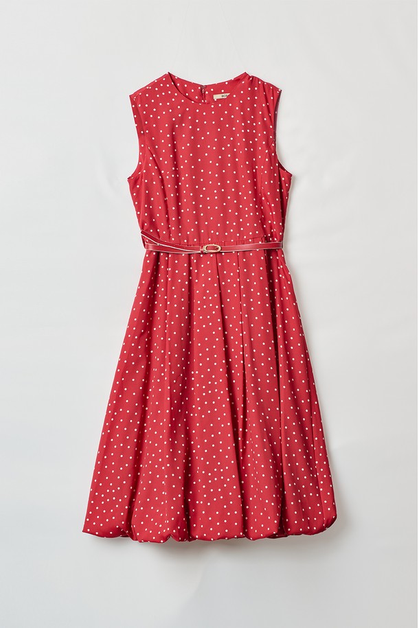 레드 색상의 [24FA] 도트프린트 슬리브 원피스는 우아하고 클래식한 무드를 연출하며, 도트 패턴이 돋보입니다. 폴리에스터 소재로 제작되었으며, 슬림핏 상단과 풍성한 플레어 스커트 라인이 특징입니다. 벨트가 포함되어 있고 2겹 안감 구조로 디자인되었으며, 라운드넥에 민소매 스타일로 여름철 데일리룩이나 격식 있는 자리에 레이어링하여 다양하게 활용할 수 있습니다.
