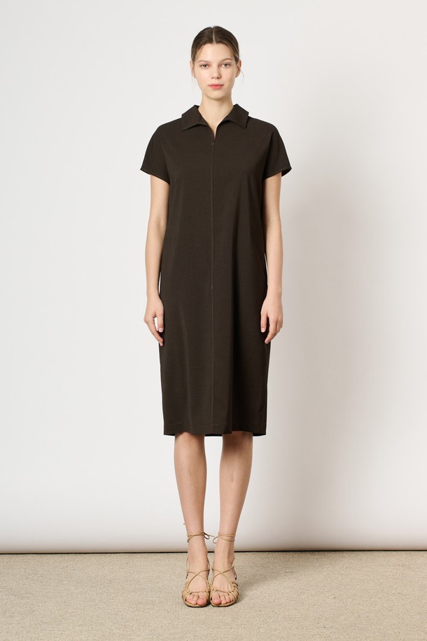 [24FA] 캡 슬리브 원피스는 브라운 색상의 여성용 캡 슬리브 원피스로, 폴리에스터, 폴리우레탄, 면 혼방 소재로 제작되었습니다. 포멀 핏에 서스카라 네크라인 디자인이며, 양 사이드 포켓과 적당한 기장감이 특징입니다. 무지 패턴으로 포멀 및 데일리룩에 모두 잘 어울리며, 세련된 스타일을 연출하기에 좋습니다.
