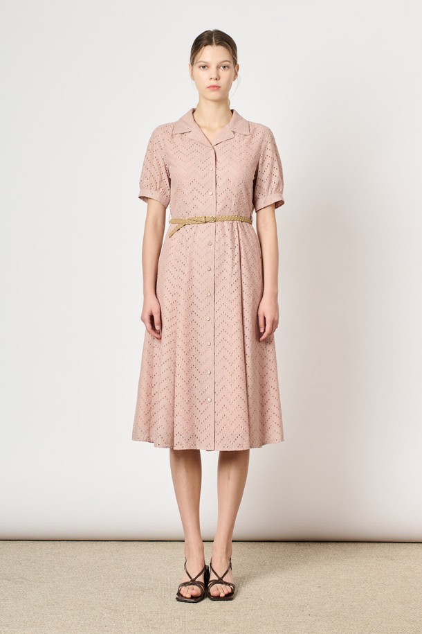 [24FA] 자수 벨티드 원피스는 라이트 핑크 색상의 면 소재 원피스로, 전면 퍼지 자수 디테일이 돋보입니다. 허리라인을 강조하는 벨트와 셔링, 볼륨 소매 디자인이 특징이며, A라인 치마 타입으로 우아하고 엘레강스한 무드를 연출합니다. 일상복으로 적합하며, 여름 시즌에 시원하게 착용할 수 있는 반소매 기장의 여성용 자수 벨티드 원피스입니다.
