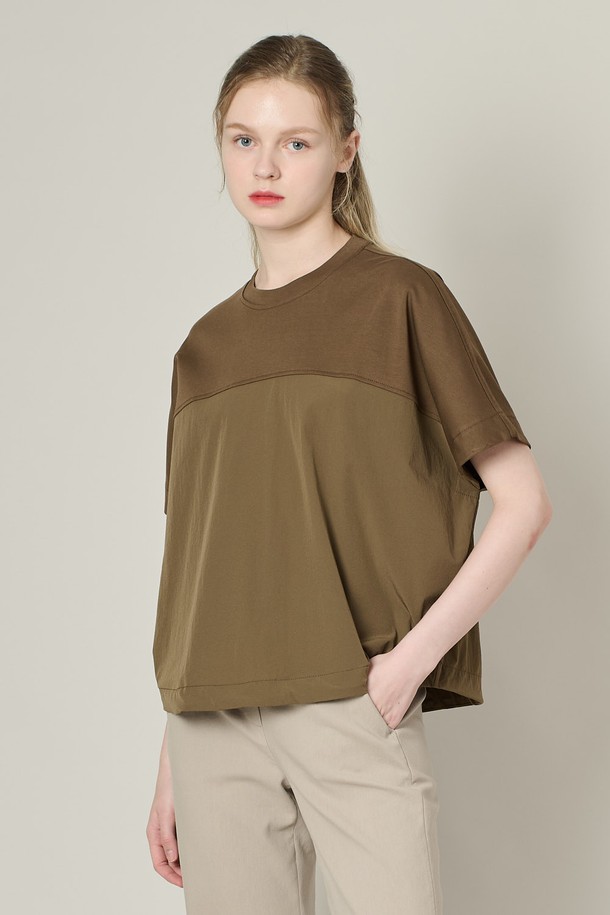 [24FA] 오버핏 텍스쳐 블록 돌먼 슬리브 티셔츠는 브라운 색상과 텍스처 패턴이 돋보이는 여성용 캐주얼 티셔츠입니다. 면, 나일론, 폴리우레탄 혼방 소재로 부드러운 촉감을 제공하며, 돌먼 소매와 오버핏 디자인으로 여유로운 실루엣과 체형 커버 효과를 선사합니다. 상단과 하단의 컬러 블록, 밑단 라운드 디자인과 드로우스트링 디테일이 특징입니다.
