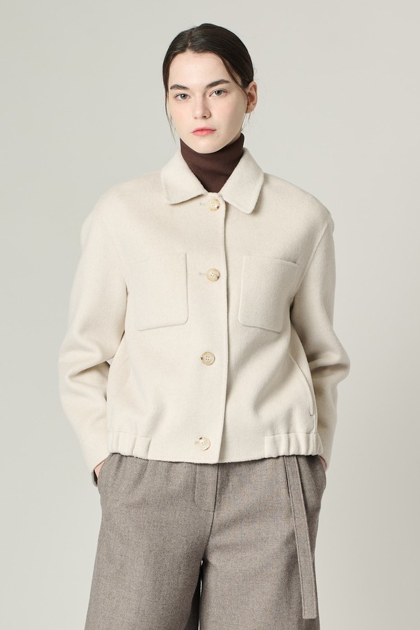 [24WT] 셔츠형 핸드메이드 재킷 - IVORY A4W9J10113는 여성용 아우터 자켓입니다. 아이보리 색상의 무지 패턴으로, 클래식하고 미니멀한 스타일을 연출합니다. 겨울철에 두꺼운 울 소재로 제작되어 부드러운 촉감을 선사하며, 크롭 기장과 셔츠 칼라, 버튼 여밈 방식, 포켓 디테일이 특징입니다. 레귤러핏으로 편안하게 착용 가능하며, 겨울 데일리룩, 오피스룩, 모임룩에 시크하게 매치할 수 있습니다.
