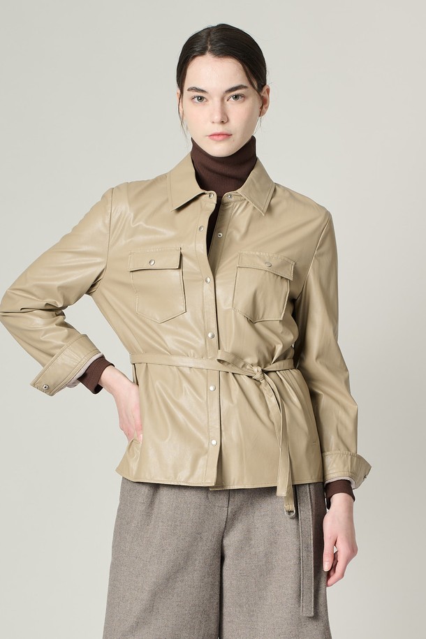 [24WT] 에코레더 벨티드 셔츠형 블라우스 - LIGHT BEIGE (라이트 베이지)는 모던하고 엘레강스한 스타일을 연출하는 여성 상의입니다. 봄, 가을에 착용하기 좋으며, 셔츠 칼라와 슬림핏 디자인이 특징입니다. 부드러운 촉감의 폴리우레탄, 폴리에스터 혼방 소재로 제작되었으며, 벨트 디테일과 투 포켓 디자인이 돋보입니다. 안감이 있어 편안하게 착용 가능하며, 스냅으로 여밈 방식을 제공합니다. 오피스룩, 출근룩, 모임룩 등 다양한 TPO에 클래식, 미니멀, 시크한 무드로 활용하기 좋습니다.
