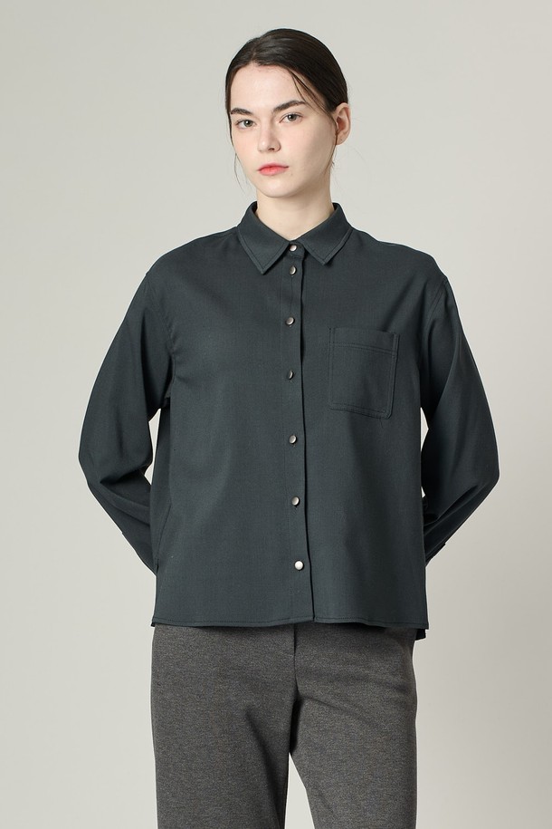 [24WT] 셔츠형 솔리드 브라우스 - 다크 그린은 베이직한 스타일의 여성 셔츠/블라우스입니다. 겨울철에 어울리는 긴 소매의 레귤러핏 셔츠로, 차이나칼라와 버튼다운 디자인이 특징입니다. 다크 그린 컬러의 무지 패턴으로, 일상, 출근룩, 오피스룩 등 다양한 TPO에 활용하기 좋습니다. 클래식, 미니멀, 캐주얼 스타일을 모두 소화할 수 있는 활용도 높은 아이템입니다.
