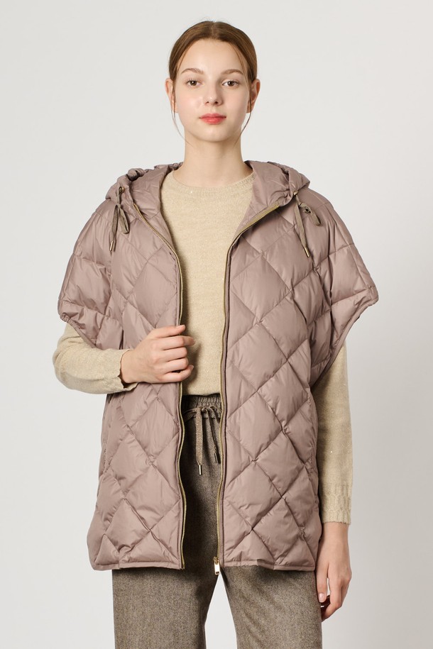 BCBG - 베스트 - [24WT] 퀼팅 케이프 구스 점퍼 - DARK BEIGE B4WAF51073