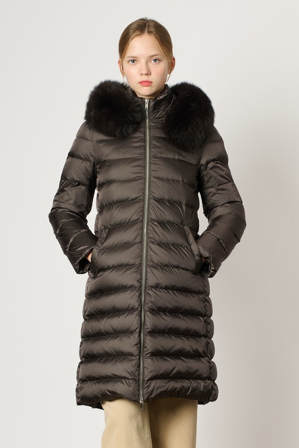 BCBG - 코트 / 패딩 - [24WT] 폭스 퍼 후드 롱 다운 - DARK GRAY B4WAF84017