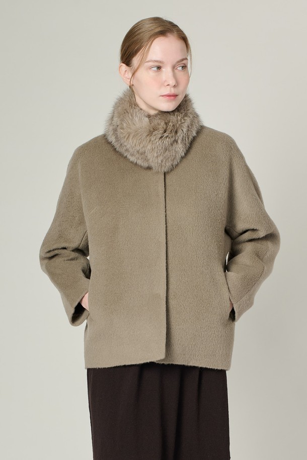 [24WT] 폭스퍼카라 알파카 프렌드 재킷은 부드러운 촉감과 두꺼운 두께감으로 겨울철 따뜻하게 착용할 수 있는 여성 자켓입니다. 클래식하고 엘레강스한 무드를 연출하며, 무지 디자인에 루즈핏으로 편안한 착용감을 선사합니다. 고급스러운 폭스퍼 카라 디테일과 내추럴 드레이핑 라인이 돋보이며, 울과 알파카 혼방 소재로 제작되었습니다. 오피스룩, 모임룩, 겨울 데일리룩 등 다양한 TPO에 활용할 수 있으며, 클래식, 미니멀, 시크한 스타일을 연출하기 좋습니다.
