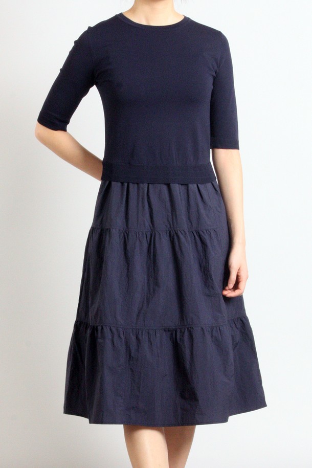 네이비 컬러의 여성용 반소매 스커트 세트 원피스입니다. 봄, 여름 시즌에 어울리는 얇은 두께의 캐주얼 스타일로, 라운드넥과 루즈핏 A라인 실루엣이 편안한 착용감을 선사합니다. 티어드 치마 타입에 무지 패턴으로 디자인되었으며, 실용적인 포켓 디테일을 더했습니다.
