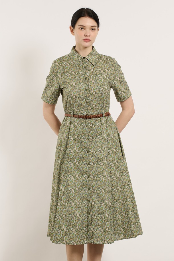 [25SU] 페이즐리 패턴 원피스는 부드러운 면 소재와 허리 벨트, 고급스러운 버튼 디테일이 돋보이는 여성용 서스펜더 원피스입니다. 카키 색상의 페이즐리 패턴이 세련된 무드를 더하며, 슬림한 핏으로 다양한 체형에 잘 어울립니다. 통기성이 뛰어나 여름철 데일리룩은 물론 특별한 날에도 편안하게 착용할 수 있습니다.
