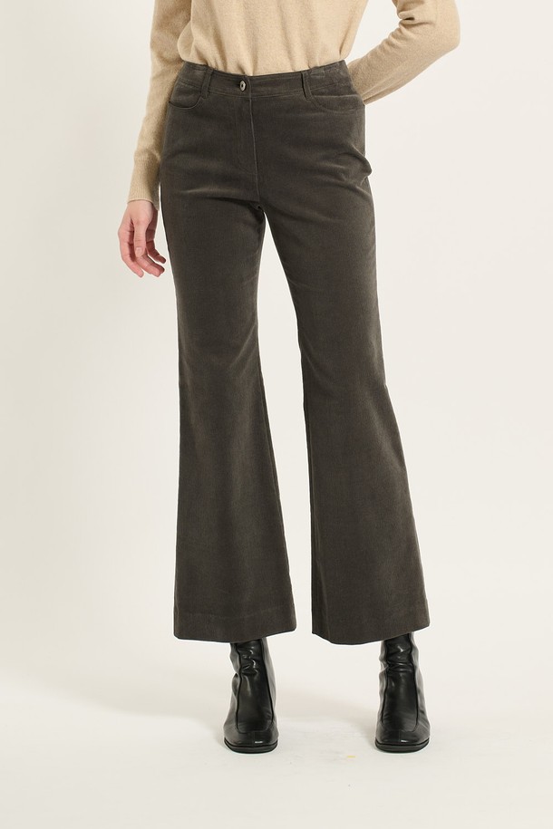 [24WT] 코듀로이 부츠컷 팬츠 - DARK GRAY B4D9P30217는 부드러운 촉감과 은은한 광택감이 돋보이는 여성용 코듀로이 부츠컷 팬츠입니다. 다크 그레이 컬러, 하이웨스트 핏으로 데일리 및 캐주얼 룩에 활용하기 좋으며, 다리가 길어 보이는 실루엣을 연출합니다. 면, 폴리우레탄, 코듀로이 혼방 소재로 제작되었으며, 허리를 단단하게 잡아주는 착용감을 선사하여 겨울철 따뜻하고 스타일리시하게 연출할 수 있습니다.
